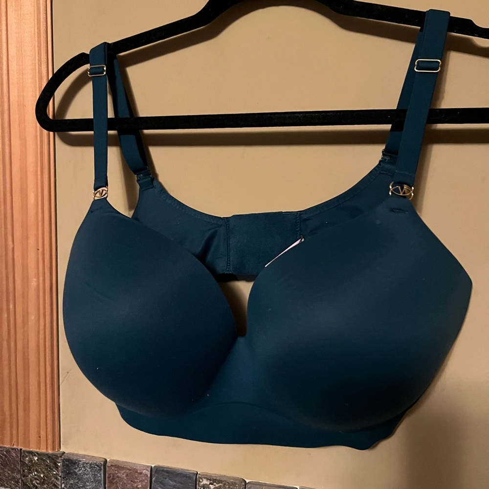 Victoria's Secret Wireless Push Up Emerald Green Bra 38DDD